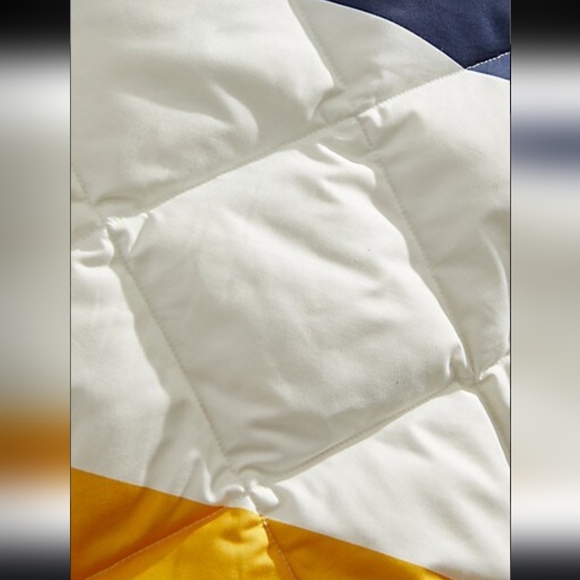 🚨SOLD🚨 Hudson Bay Blanket • HBC Bold Stripe Down-Filled Cabin Throw Blanket - Picture 4 of 6